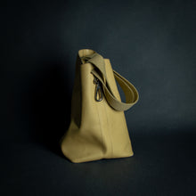 Load image into Gallery viewer, Authentic Deux de Delvaux handbag in grained leather with dark silver-toned hardware.