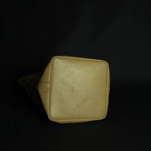 Load image into Gallery viewer, Authentic Deux de Delvaux handbag in grained leather with dark silver-toned hardware.