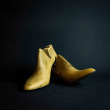 Load image into Gallery viewer, Vintage wooden mold for women's shoes, left and right pair, size 40