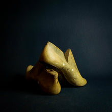 Load image into Gallery viewer, Vintage wooden mold for women's shoes, left and right pair, size 40