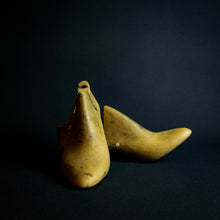 Load image into Gallery viewer, Vintage wooden mold for women's shoes, left and right pair, size 40