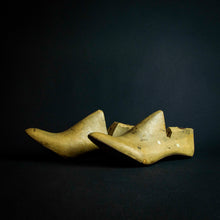 Load image into Gallery viewer, Vintage wooden mold for women's shoes, left and right pair, size 40