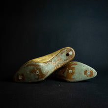 Load image into Gallery viewer, Vintage wooden mold for women's shoes, left and right pair, size 40