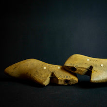 Load image into Gallery viewer, Vintage wooden mold for women's shoes, left and right pair, size 40