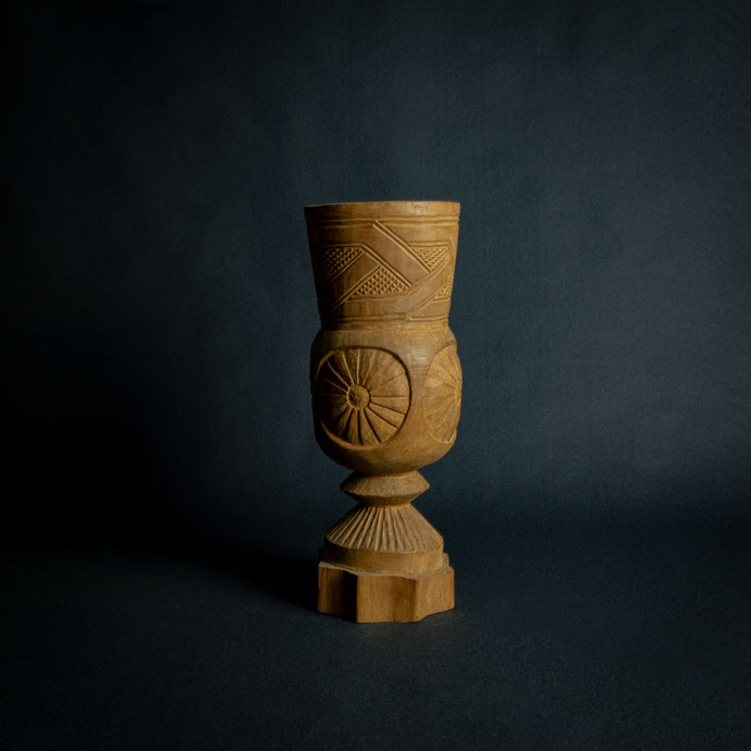 African Kuba Cup – Geometric Figures in Light-Colored Wood, a cultural masterpiece with a star/sunshine motif from the Kuba tribe in the Democratic Republic of Congo.